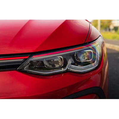 vw golf 8 led far takimi kirmizi